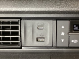 エアコン操作パネルの左側に、スマートフォンなどの充電可能なUSB端子と、音源などの外部入力の可能なUSB端子がついています。移動中に充電もできるので便利です。