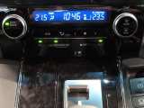 左右独立温度コントロールフルオートエアコンです。運転席、助手席それぞれで独立して温度設定ができます。冷え性の方が乗っても安心ですね♪