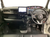 車内は光触媒抗菌消臭施工済です。スタイリッシュなデザインでスポーティなインパネ周りを演出します。グローブボックスやカップホルダーのほかにトレーなどたくさんの収納スペースが付いています。