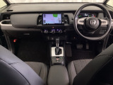 車内は光触媒抗菌消臭施工済です。スタイリッシュなデザインでスポーティなインパネ周りを演出します。グローブボックスやカップホルダーのほかにトレーなどたくさんの収納スペースが付いています。