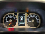 様々な車両情報を表示できるTFTマルチインフォメーションディスプレイを中央に配した視認性の高い大型2眼メーターです