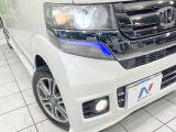 【LEDヘッドライト】悪天候や夜間走行時も良好な視界を確保し安心して運転できる高輝度LEDヘッドライトを装備!点灯速度が早く、消費電力も抑えられています。