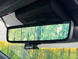 【デジタルインナーミラー】後席の大きな荷物や同乗者で後方が確認しづらい時でも安心!カメラが撮影した車両後方の映像をルームミラー内に表示。クリアな視界で状況の確認が可能です!
