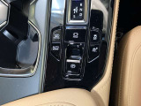 停車時のブレーキホールド機能に対応した電動パーキングブレーキ。渋滞や信号待ちで便利なブレーキホールド機能も装備されています
