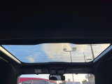 【ガラスルーフ】ガラスルーフ搭載で車内の解放感が一気にアップ!開放的なドライブをお楽しみいただけます。