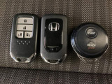 スマートキー付きですからドアロックの開閉およびエンジンスタートが楽々です。電動スライドドアの開け閉めもボタンで操作できます。加えて、純正リモコンエンジンスターター用の操作キーもついています。