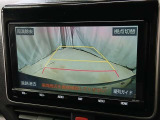 駐車が苦手な方でも安心のバックガイドモニター搭載。 後方の映像をクリアに表示し、ガイドラインで車庫入れや縦列駐車をしっかりサポート。毎日の運転がぐっとラクになります。