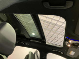 パノラミックルーフで明るい車内と開放感あるドライブをお楽しみいただけます。