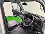 見易い計器類と運転し易いドライビングポジションは、視角も少なく前方&左右の見切りが良く運転し易いクルマです
