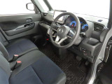 シンプルで使いやすいデザインの運転席です。