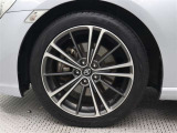 専用17インチアルミホイールが装備されています。タイヤサイズ215/45R17