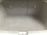 ラゲッジルーム内の凹凸をなくす事でスッキリした広がりを造りだし、荷物がスムーズに出し入れできる気持ちよさ、使い易さを実現!
