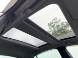 【パノラマルーフ】大型のガラスルーフ搭載で車内の解放感が一気にアップ!開放的なドライブをお楽しみいただけます。
