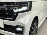 【LEDヘッドライト】悪天候や夜間走行時も良好な視界を確保し安心して運転できる高輝度LEDヘッドライトを装備!点灯速度が早く、消費電力も抑えられています。