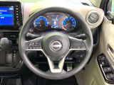 インテリアに合わせたデザインのステアリングは、運転される方のことも考え、運転しやすい形状、大きさです。是非一度、実際に触ってお確かめください。
