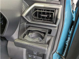 便利なカップホルダーを装備しています。 缶ジュースを開けて運転していると振動で倒れないかヒヤヒヤ、意外と置き場に困るもの。 意外に重要な装備ですね。