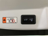 パワーバックドアは荷物の出し入れがしやすい優れもの!スイッチひとつで重たいバックドアが締まります!日用品の大量買い出しにも大活躍!