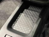 スマートフォンなどがスッキリ置けるセンターコンソールトレイです