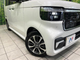 【LEDヘッドライト】悪天候や夜間走行時も良好な視界を確保し安心して運転できる高輝度LEDヘッドライトを装備!点灯速度が早く、消費電力も抑えられています。