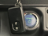 【スマートキー】カバンやポケットに入れたままでもドアの施錠・解錠が可能なスマートキーを装備。エンジンのオン・オフ時もカギを取り出す必要が無いからとっても便利です♪