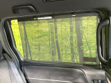 【ロールシェード】日差しや車外からの光が眩しいときにサッと引き出して使える、ロール格納タイプのサンシェードを装備。後席に乗ったお子様がウトウトしだした時など、ぜひご活用ください♪