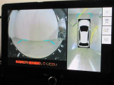 パノラミックビューモニター付きです。車両を上から見たような映像をディスプレイオーディオ画面に表示。運転席からの目視だけでは見にくい、車両周辺の状況をリアルタイムでしっかり確認できます。