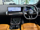 コックピットは、BMWらしくセンター・コンソールがドライバーに向けて傾けられた設計になっています。