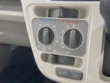 寒い冬も暑い夏も全席に快適な空調を届けてくれる、ダイヤル式エアコンを装備♪