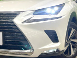 【三眼LEDヘッドライト】スタイリッシュな見た目の三眼LEDヘッドライトを装備♪スタイルだけでなく、夜間の走行も視界良好で安心してお乗りいただけます。