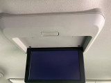 【後席モニター】家族や友人とお出かけする機会が多い方に大人気の後席モニターを装備!見やすい位置に画面がありテレビやDVDの視聴も快適!友達もお子様も、後席にしか乗らなくなるかも??