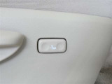 運転時の腰の負担を軽減してくれる電動ランバーサポート装着です。長距離ドライブの強い味方ですね。
