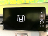 【メーカー純正ナビ】インテリアに溶け込むスタイリッシュな「専用設計」メーカーナビを装備♪視認性や操作性など基本性能にも優れ、より上質なカーライフをお楽しみいただけます。