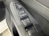 【電動格納ミラー】サイドミラーは電動格納式となっており、狭い駐車場でもキズがつくリスクを抑えられます。