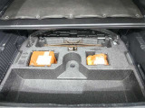 最近はパンク修理キットが標準ですね。タイヤの無い分軽量化と収納スペース確保できますね。