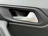 快適なショールームにて、お車選びのお手伝いから、ご購入後の整備待ちまで、ご対応致します。