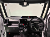 360&deg;UV&IRカット機能ガラス採用。見易い計器類と運転し易いレイアウトのドライビングポジションは、極細Aピラーの採用で視角も少なく前方&左右の見切りが良く安心して運転できます。