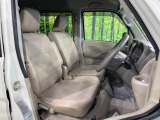 運転席シート廻りは使用感も少なく、良好な状態となっています。前オーナー様が丁寧に使っていたことがよくわかりますね。
