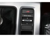 前後に操作するドライブモードスイッチで、INDIVIDUALモード、SPORTモード、COMFORTモードを選択可能。さらに、+Rモードスイッチが用意される。