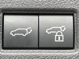 【パワーバックドア】スマートキーや運転席のボタンを押すだけでリアゲートが自動で開閉します!荷物を持っている時や、高い位置にあるバックドアを閉める際に便利な機能です♪
