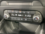 【左右独立型フルオートエアコン】運転席と助手席でそれぞれお好みの温度に設定可能。同乗者にも配慮した、快適な空調をお届け致します。