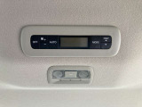 広い車内ですのでリアシート側にもエアコンが付いてますので快適に過ごせますよ。