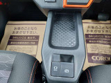 スッキリ使い易い大容量グローブボックス、カップホルダー、小物ポケット等々、豊富な収納ポケットが装備されてます