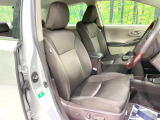 運転席まわりには十分なスペースがあり、大柄な方でもゆったり運転していただける環境です。