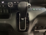 CVT車のセレクトレバーです。低速から高速まで、変速ショックのないスムーズな走りを実現するとともに、エンジン効率のよい領域を維持することで燃費にも貢献します。