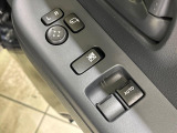 【電動格納ミラー】サイドミラーは電動格納式となっており、狭い駐車場でもキズがつくリスクを抑えられます。