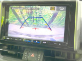 【バックカメラ】駐車時に後方がリアルタイム映像で確認できます。大型商業施設や立体駐車場での駐車時や、夜間のバック時に大活躍!運転スキルに関わらず、今や必須となった装備のひとつです!
