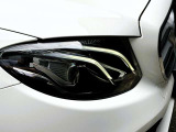 メルセデス・ベンツのヘッドライトはヘッドライトをいち早く点灯させ、周囲に対して自車の存在をアピールし、被視認性を高めて交通事故を減らそうという考えなのです。これこそが、メルセデスの安全哲学です。