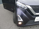 『LEDヘッドライト』通常のハロゲンライトに対して発光部分の発熱を抑えることで省電力につながる技術です。デザイン性も自由度が高いため、今後クルマのヘッドライトはLEDが主流になります☆