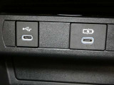 充電用USB端子付き。スマートフォンなどの充電に便利です。