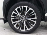 215/50R18タイヤ&18インチアルミホイール(切削光輝/センターオーナメント付)を装着しています。